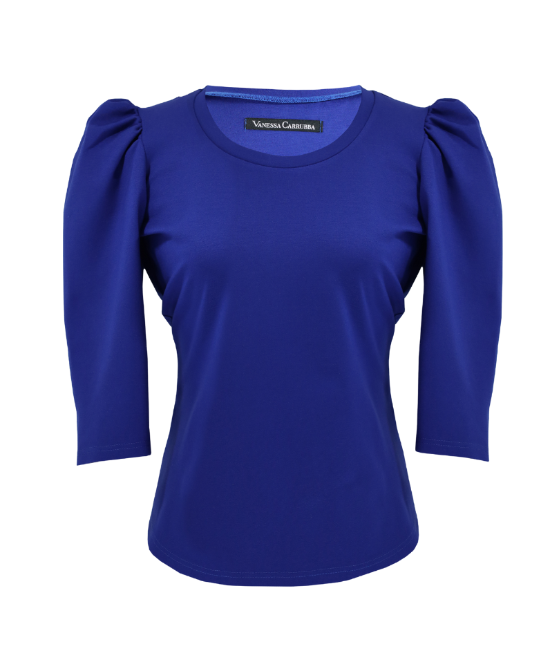 Top blu con maniche a tre quarti a sbuffo.