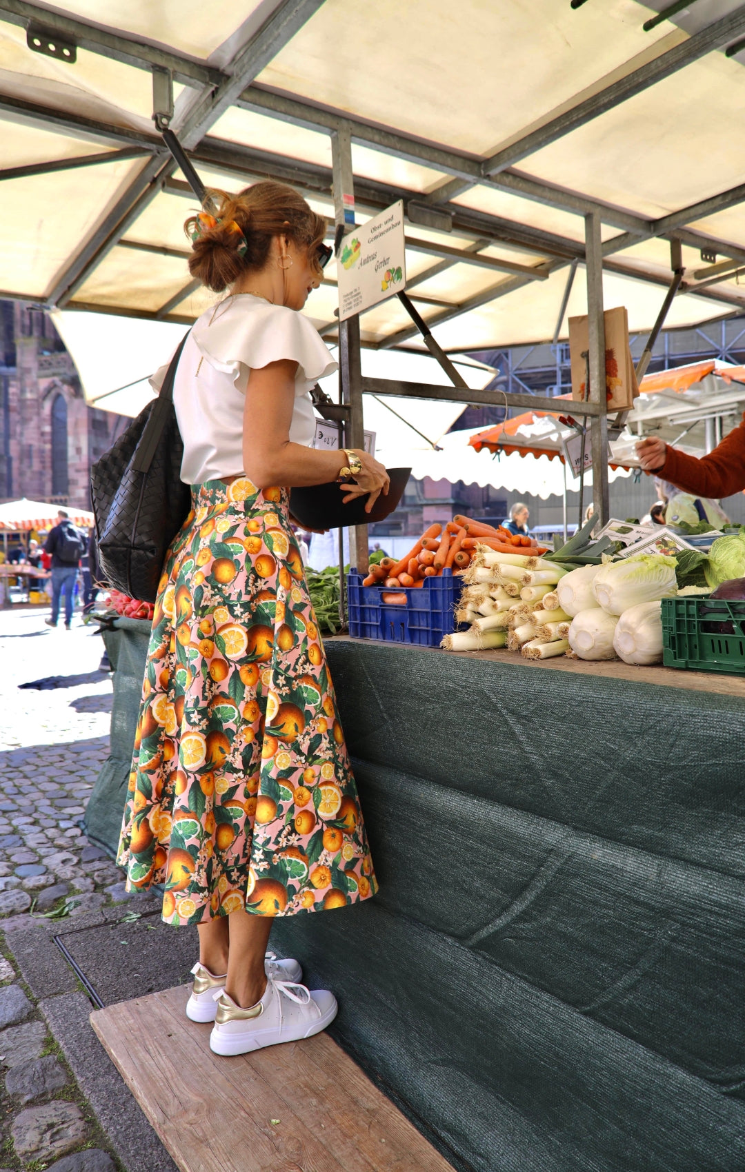 Midi skirt, lemon yellow on pink.